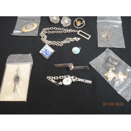 325 - Good Lot of Mainly Silver Vintage Jewellery