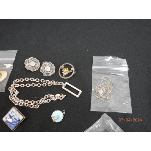 325 - Good Lot of Mainly Silver Vintage Jewellery