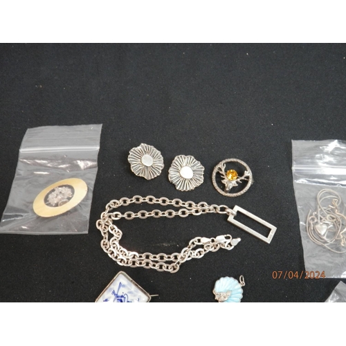 325 - Good Lot of Mainly Silver Vintage Jewellery