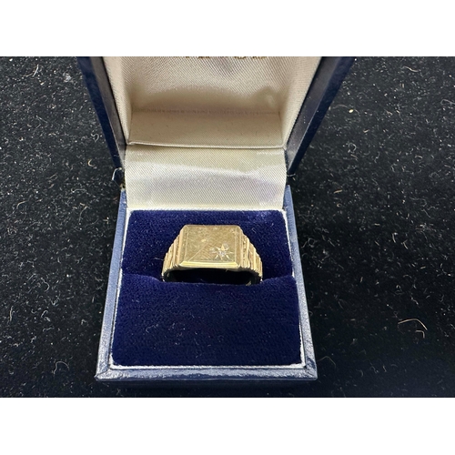 1211 - 9Ct Gold Gents Signet ring Size 3.6g