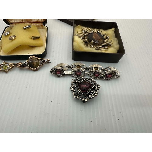 112 - Lot of Jewellery to include a Victorian Mourning Brooch and a 9ct Gold Brooch