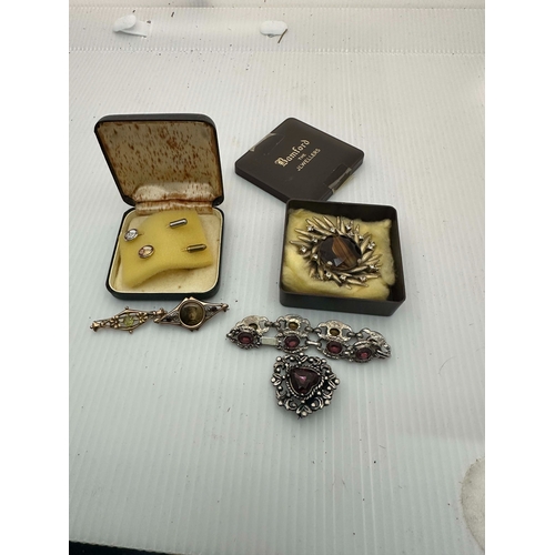 112 - Lot of Jewellery to include a Victorian Mourning Brooch and a 9ct Gold Brooch