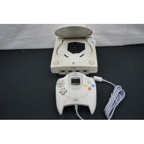 255 - A Sega Dreamcast Console and 1 Controller