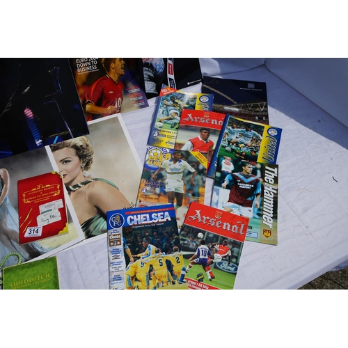 314 - Good lot of Ephemera including Harry Potter, Marilyn Monroe, Football Programmes etc