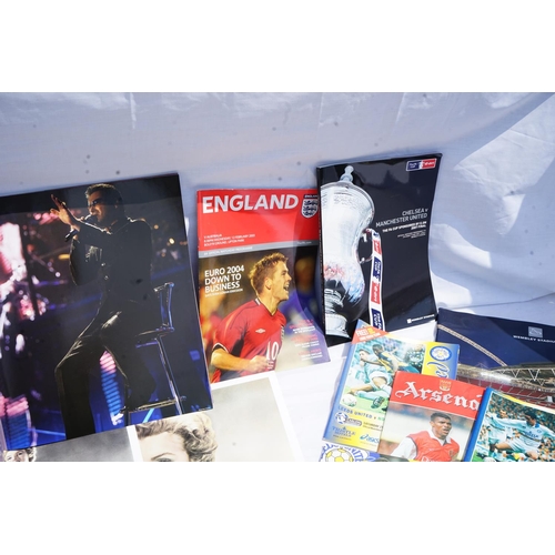 314 - Good lot of Ephemera including Harry Potter, Marilyn Monroe, Football Programmes etc