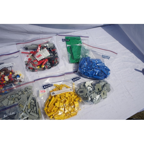 325 - Collection of Mixed Lego to Include Mini Figures