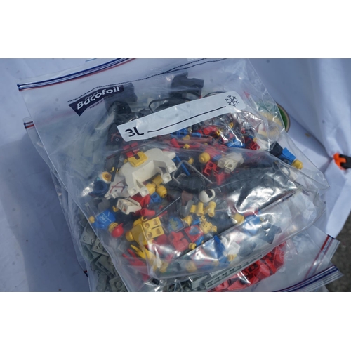 325 - Collection of Mixed Lego to Include Mini Figures