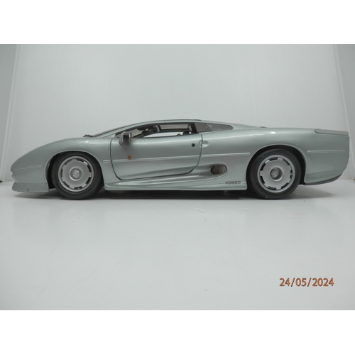 538 - AF 1:12 Scale Maisto Jaguar XJ220 Diecast Car