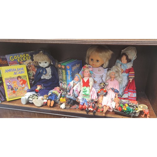 43 - Various old toys including dolls, keychains etc.