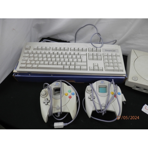 507 - Mixed Retro Gaming Lot to include Sega Dreamcast, Controllers, Keyboard etc