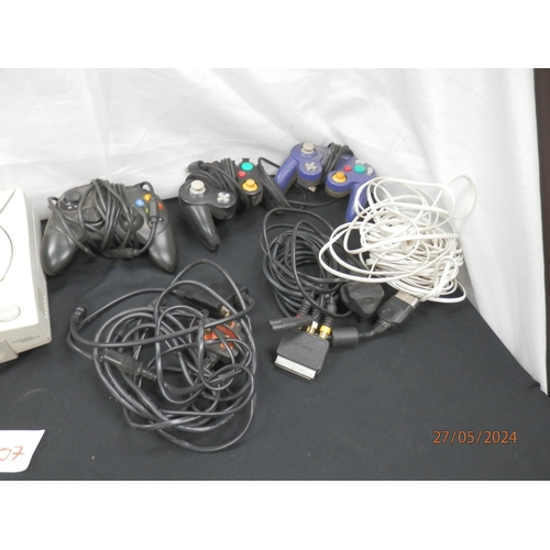 507 - Mixed Retro Gaming Lot to include Sega Dreamcast, Controllers, Keyboard etc