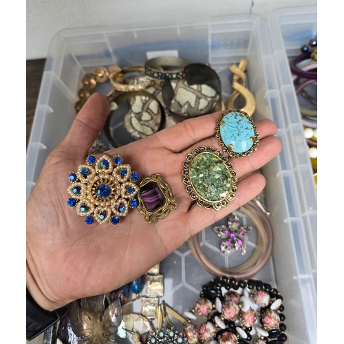 97 - 2x trays containing a good selection of vintage Jewellery / costume jewellery including a Jade brooc... 