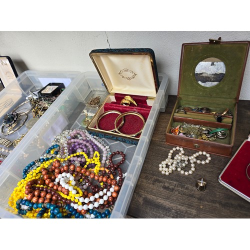 98 - 2x trays containing a good selection of vintage Jewellery including Costume, Silver etc.