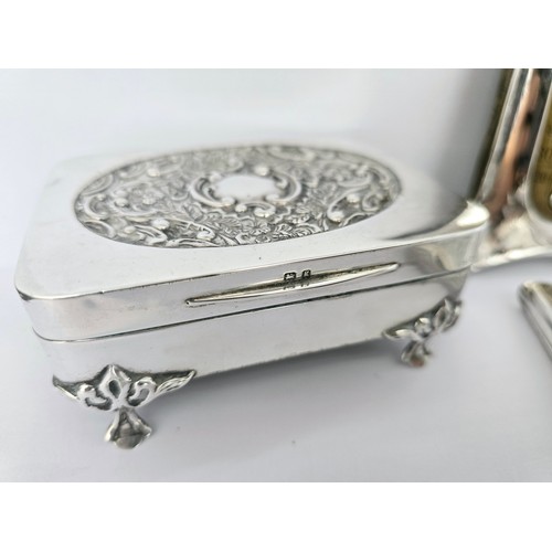 73C - A fine group of Sterling Silver items including an antique thermometer, cases and compacts