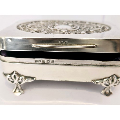 73C - A fine group of Sterling Silver items including an antique thermometer, cases and compacts