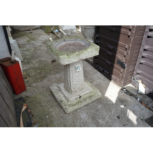 1213 - Gardens, Pots & Planters: 47cm x 35cm Stone Bird Bath