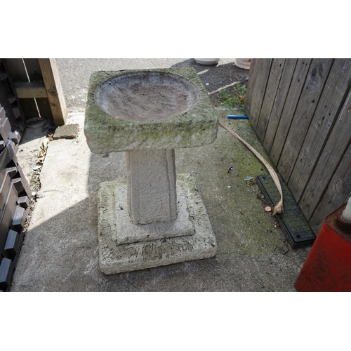 1213 - Gardens, Pots & Planters: 47cm x 35cm Stone Bird Bath