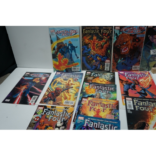 128 - Collection of Fantastic Four comic books by Marvel.