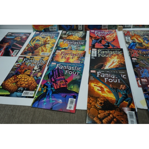 128 - Collection of Fantastic Four comic books by Marvel.