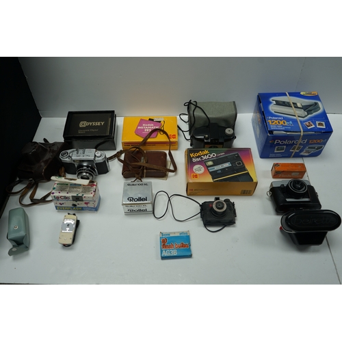 419 - Collection of vintage cameras and accessories including Kodak Instamatic 192, Kodak disc 3600, Polar... 