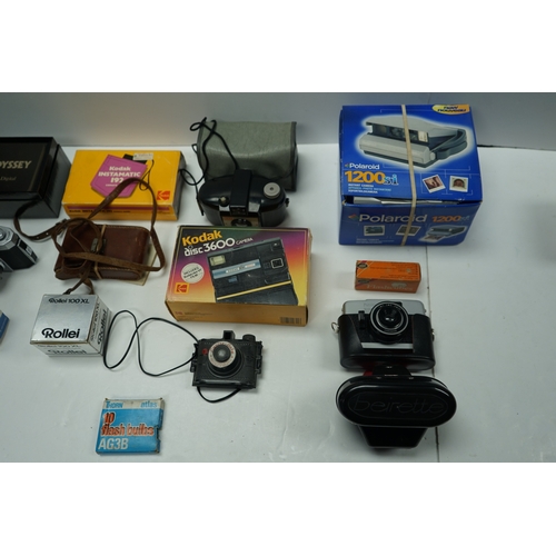 419 - Collection of vintage cameras and accessories including Kodak Instamatic 192, Kodak disc 3600, Polar... 