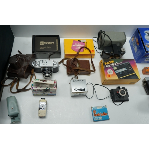 419 - Collection of vintage cameras and accessories including Kodak Instamatic 192, Kodak disc 3600, Polar... 