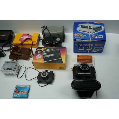 419 - Collection of vintage cameras and accessories including Kodak Instamatic 192, Kodak disc 3600, Polar... 