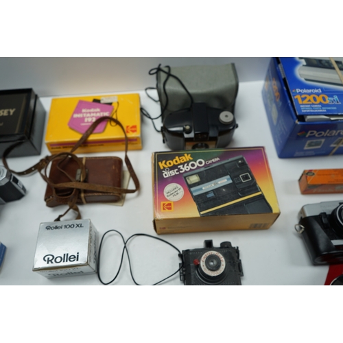 419 - Collection of vintage cameras and accessories including Kodak Instamatic 192, Kodak disc 3600, Polar... 