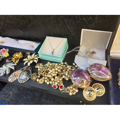 75 - Good lot of various Vintage Jewellery including boxed etc. Includes Sterling Silver pieces etc.