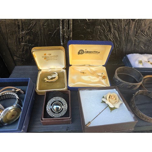 75 - Good lot of various Vintage Jewellery including boxed etc. Includes Sterling Silver pieces etc.