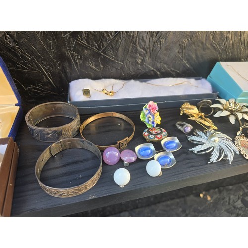 75 - Good lot of various Vintage Jewellery including boxed etc. Includes Sterling Silver pieces etc.