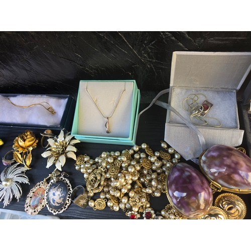 75 - Good lot of various Vintage Jewellery including boxed etc. Includes Sterling Silver pieces etc.