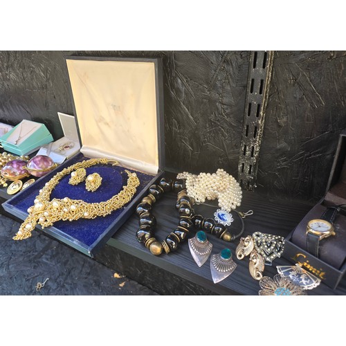 75 - Good lot of various Vintage Jewellery including boxed etc. Includes Sterling Silver pieces etc.