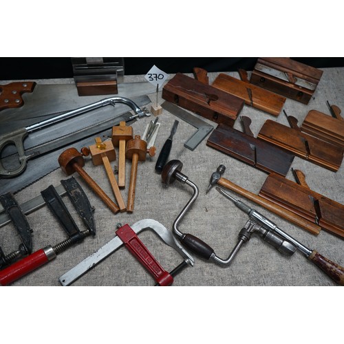 370 - Collection of good quality vintage woodworking tools, including hand saws, clamps, brace drills, han... 