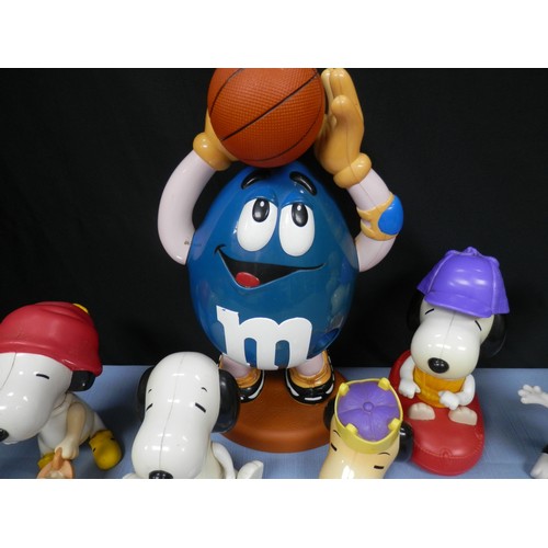 165 - Lot of Vintage Toys incl. Snoopy and M & Ms