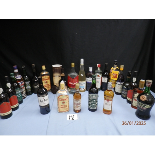 1i - Collection of assorted Vintage spirits and liqueurs including Gordon's London Dry Gin, Borzoi Vodka,... 