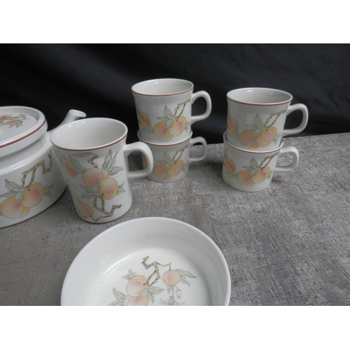 623 - Wedgwood Peach Dinner Set