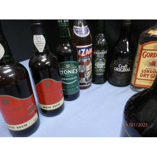 1i - Collection of assorted Vintage spirits and liqueurs including Gordon's London Dry Gin, Borzoi Vodka,... 