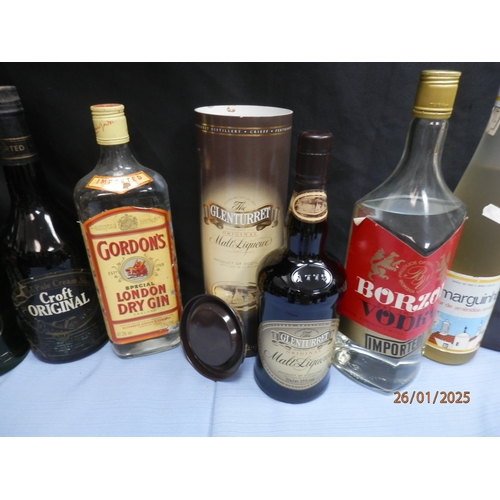 1i - Collection of assorted Vintage spirits and liqueurs including Gordon's London Dry Gin, Borzoi Vodka,... 