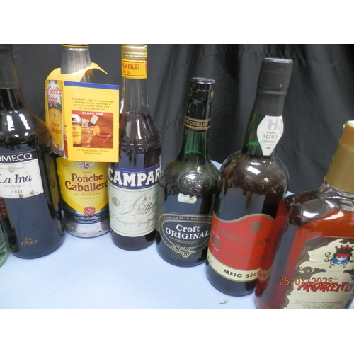 1i - Collection of assorted Vintage spirits and liqueurs including Gordon's London Dry Gin, Borzoi Vodka,... 