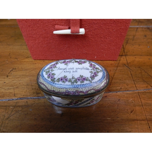 98 - Antique Porcelaine de Paris Pill Box Reading 