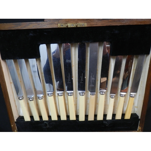 380 - Vintage Oak Cased Silver Plated Cutlery Canteen