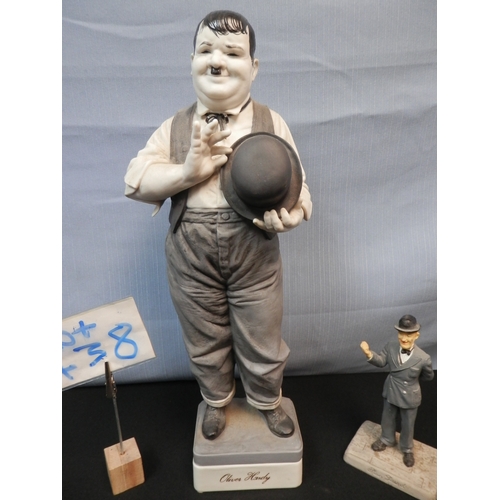 438 - Statue of Stan Laurel together with a Statue by Personajes Del Cine of Oliver Hardy