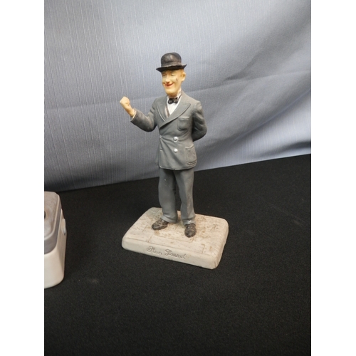 438 - Statue of Stan Laurel together with a Statue by Personajes Del Cine of Oliver Hardy