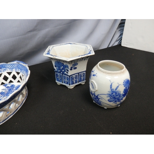 466 - Lot of Blue and White, highlights include Pair of Georgian Pearlware Chesnut Baskets