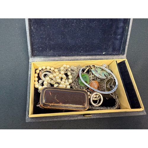 497 - Jewellery Box containing a Mixed Lot of Jewellery, some Silver