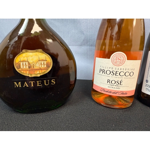 850 - Three 200ml Bottles of Prosecco & a 250ml Bottle of Mateus