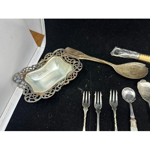 321 - Mixed Lot of Silver Plate incl. Mother of Pearl handled Examples