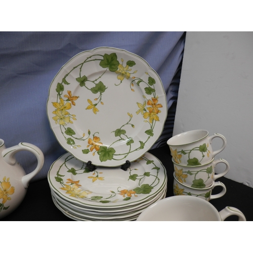 582 - Villeroy & Boch Geranium Dinner Service