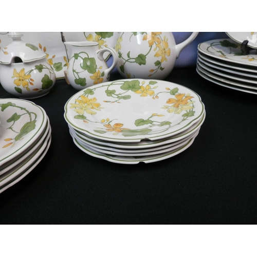 582 - Villeroy & Boch Geranium Dinner Service